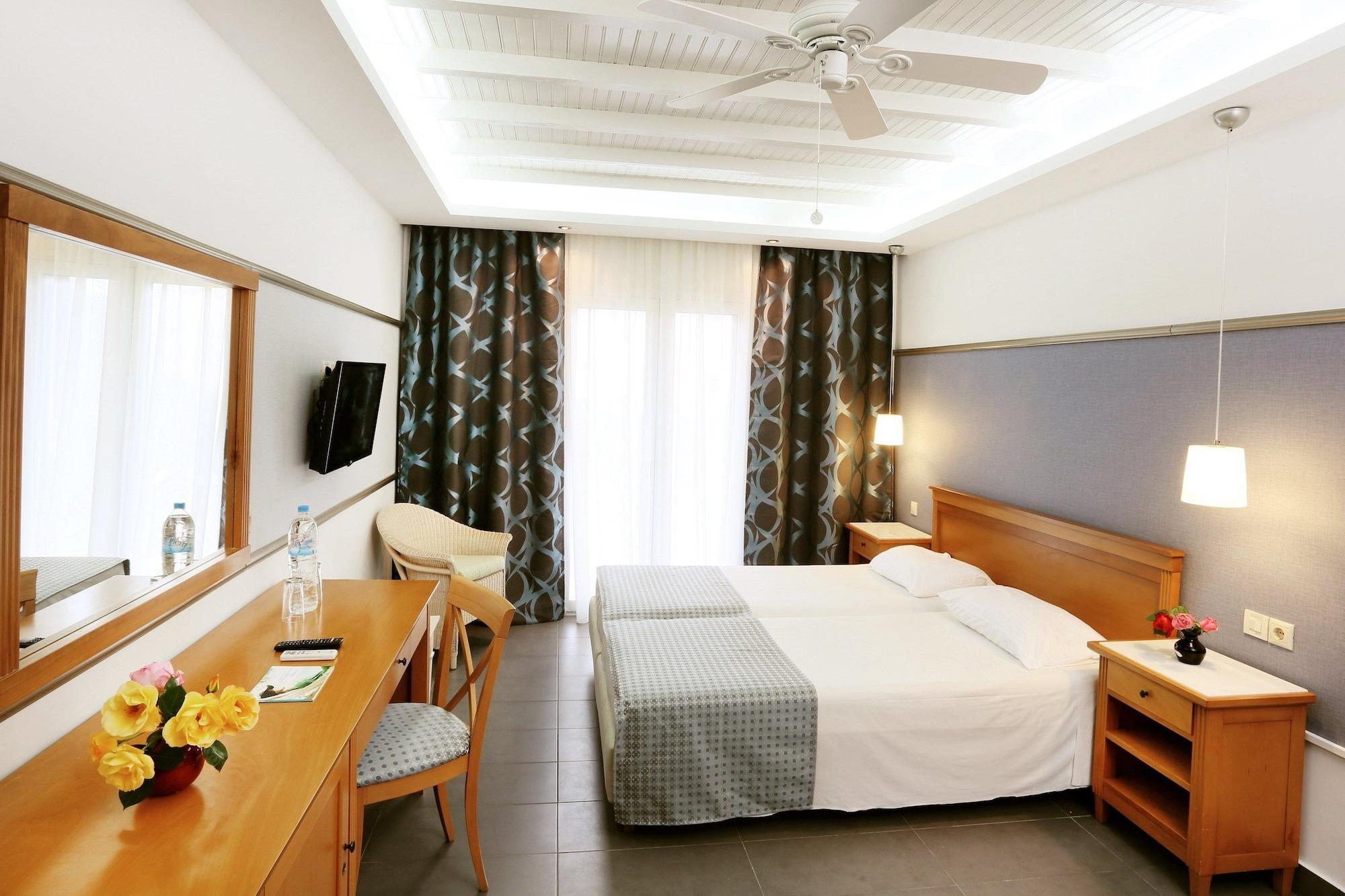 Sentido Apollo Palace Mesongi Luaran gambar A typical room at the hotel