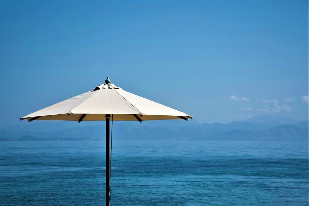 Sentido Apollo Palace Mesongi Luaran gambar A beach umbrella