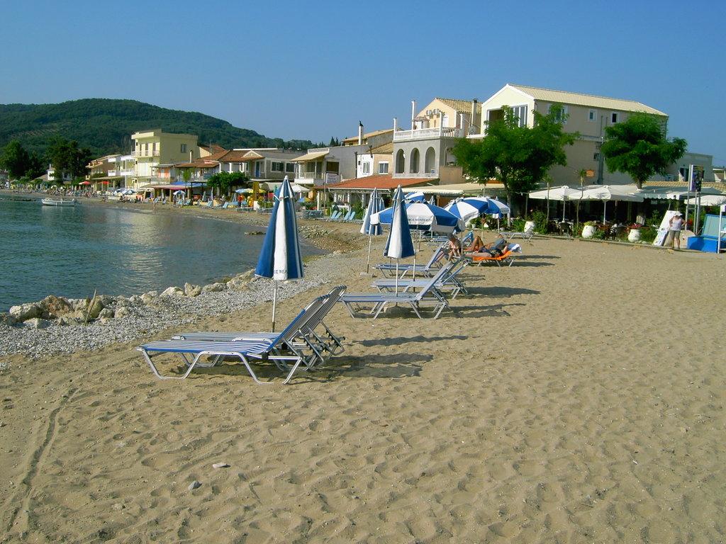 Sentido Apollo Palace Mesongi Luaran gambar A beach in Nea Vrasna
