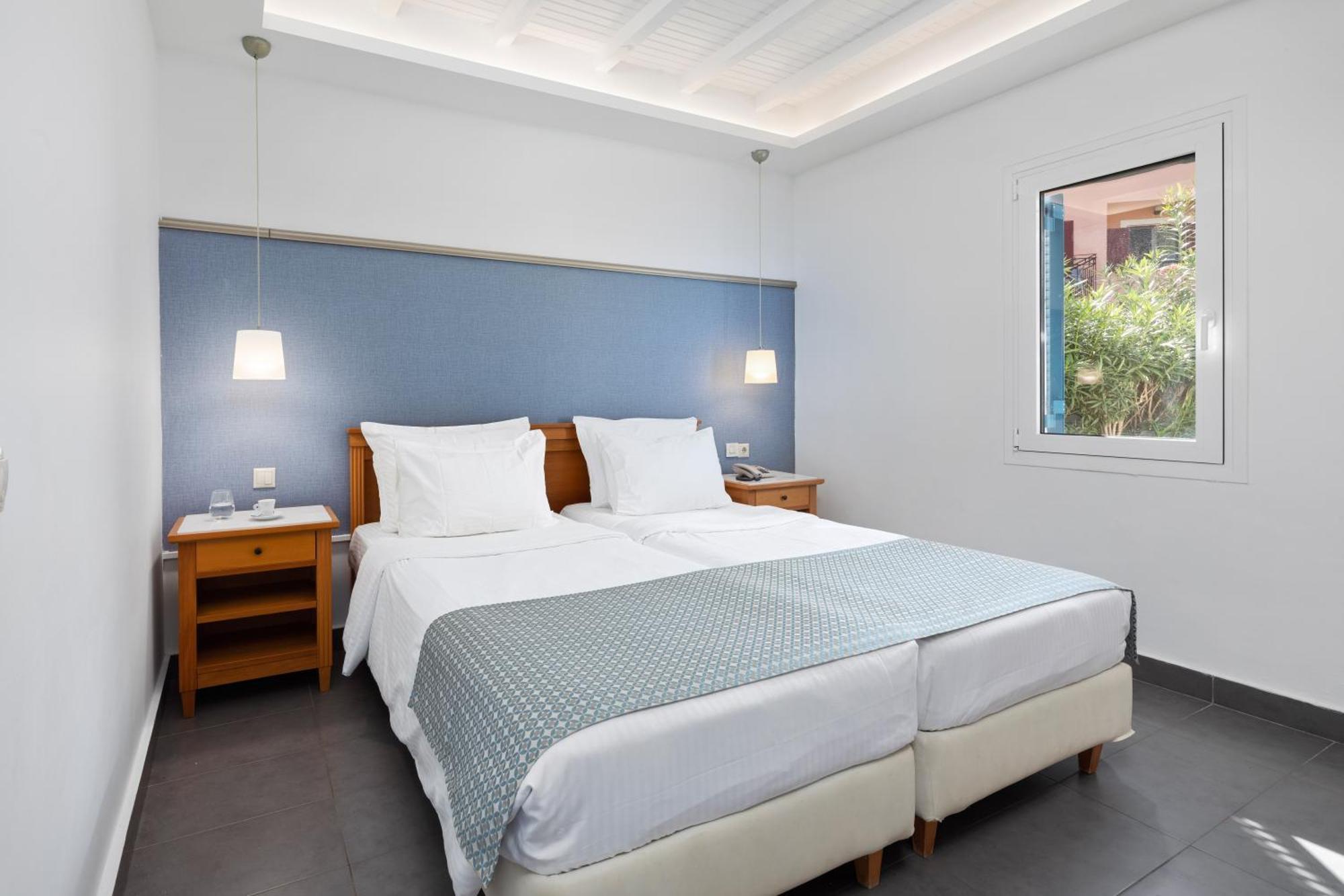 Sentido Apollo Palace Mesongi Luaran gambar A bedroom at the hotel
