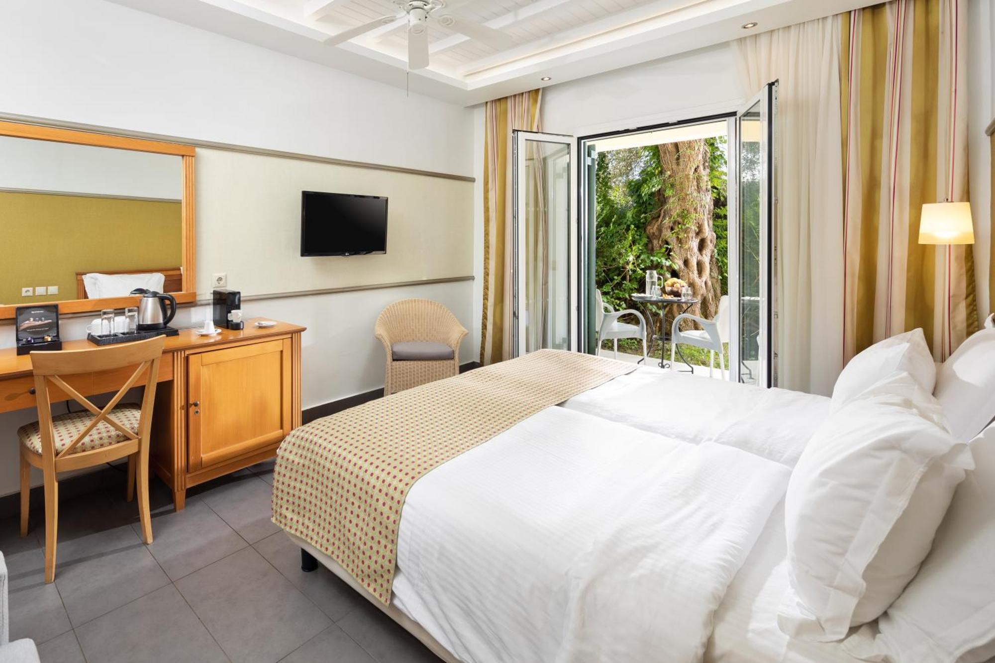 Sentido Apollo Palace Mesongi Luaran gambar A room at the hotel