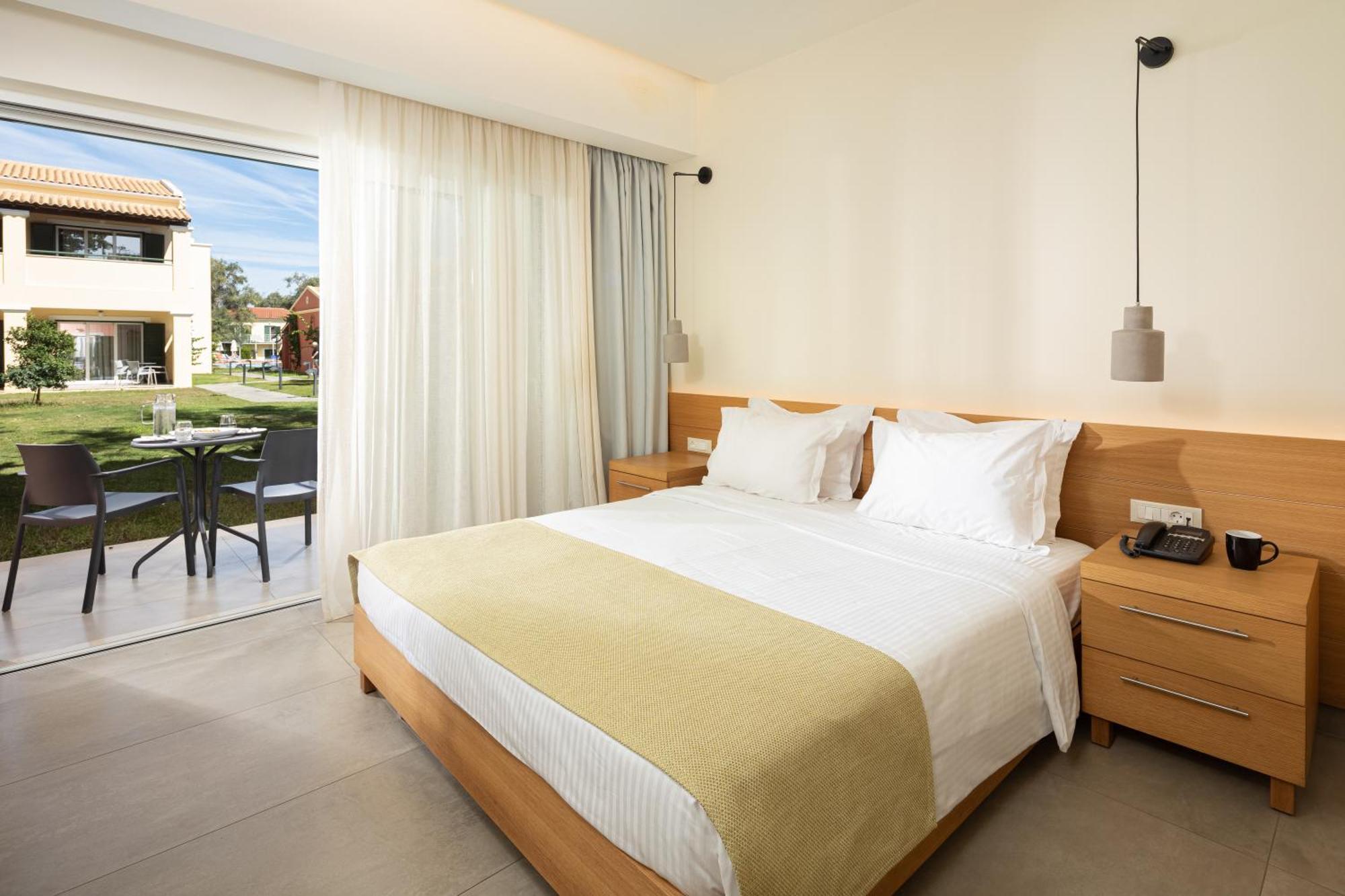 Sentido Apollo Palace Mesongi Luaran gambar A bedroom at the resort
