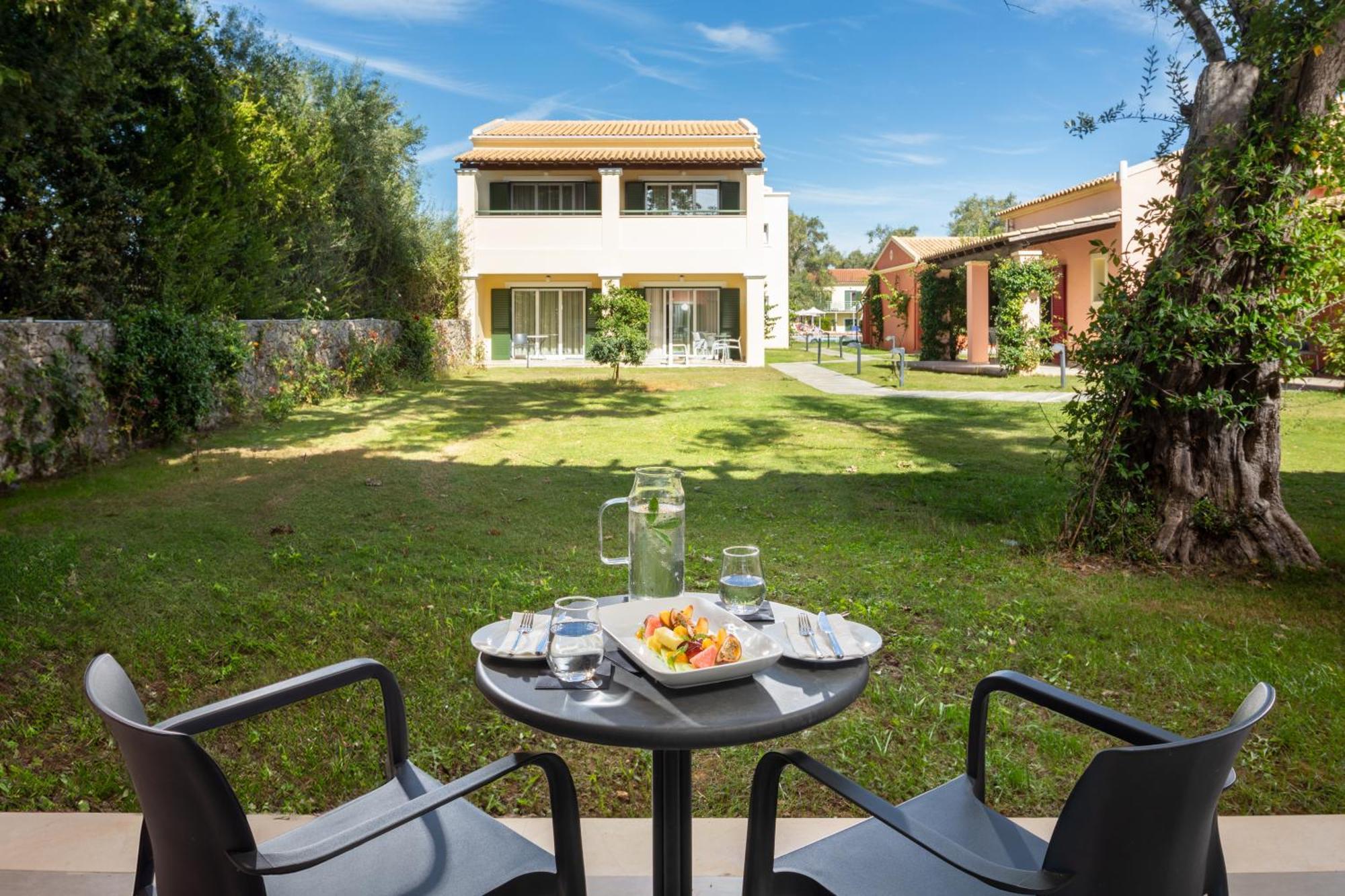 Sentido Apollo Palace Mesongi Luaran gambar The garden of the hotel