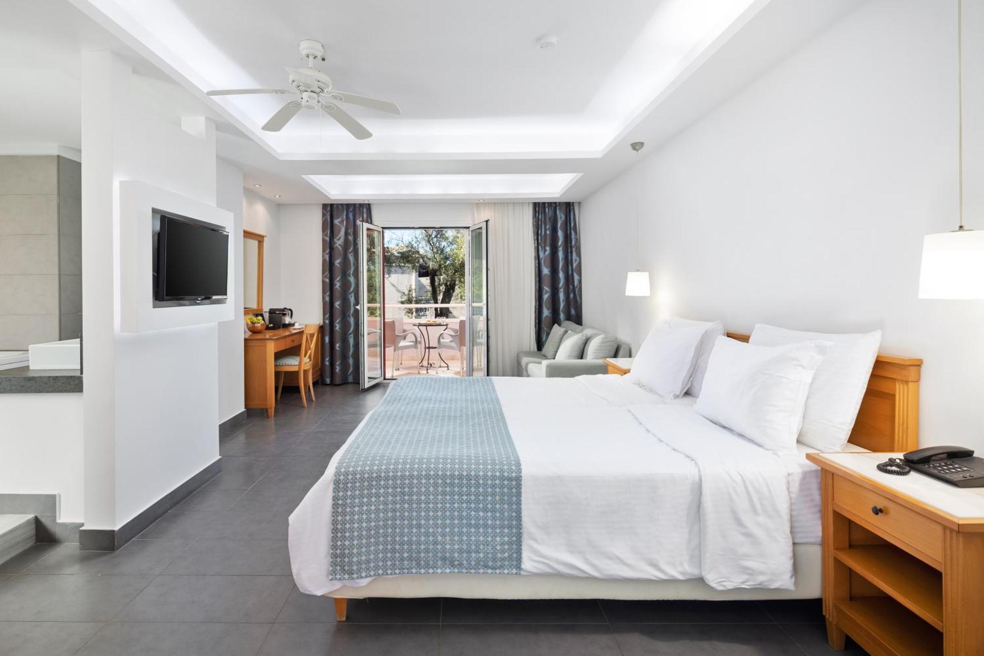 Sentido Apollo Palace Mesongi Luaran gambar A room at the hotel
