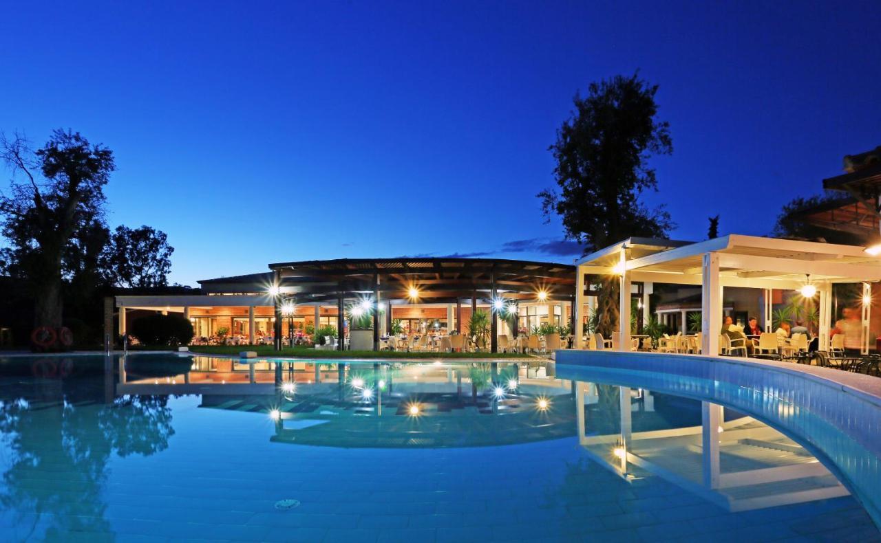 Sentido Apollo Palace Mesongi Luaran gambar The resort at night